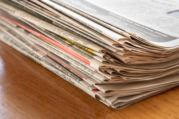 Zeitungen auf einem Tisch
