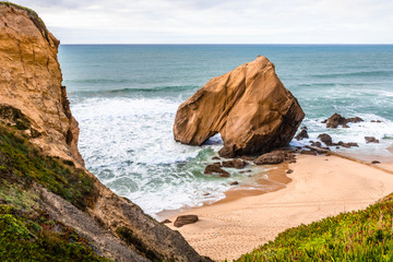 Vista do Penedo do Guincho na Praia de Santa Cruz em Torres Vedras Portugal