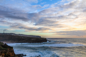 Vista do por do sol na Praia das Maçãs em Sintra Portugal