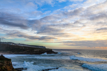 Vista do por do sol na Praia das Maçãs em Sintra Portugal