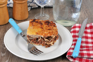 Part de lasagnes dans une assiette 