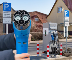 Elektromobilität - Ladestation für ein Elektrofahrzeug mit 3 unterschiedlichen Verbindungssteckern