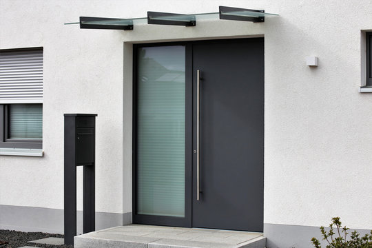 Moderne neue, anthrazitfarbenene Haust&uuml;r