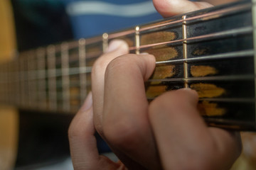Dedos sobre la guitarra 