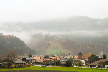 Fototapeta na wymiar 秋の雨の朝の雲が垂れ込めたリューチネ谷（スイス・ベルン州）