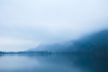 雲が垂れ込めるトゥーン湖（スイス・ベルン州）