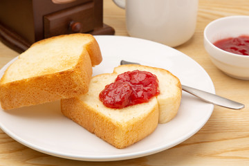 ストロベリージャムのトースト