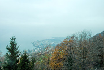 ゴールデン・パス・ラインの車窓　秋のモントルー遠望（スイス・ヴォー州）
