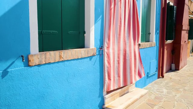 maison typique avec rideau, burano en Italie