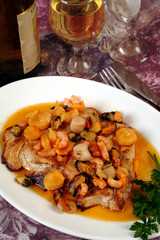 Palometa con salsa de mariscos