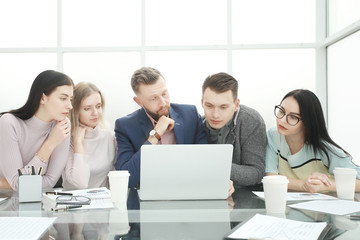 Obraz premium professional business team looks closely at the laptop screen