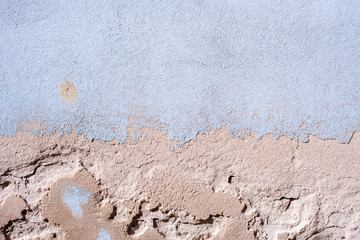 Eine alte hellblaue brüchige Fassade Mauer  als Hintergrund