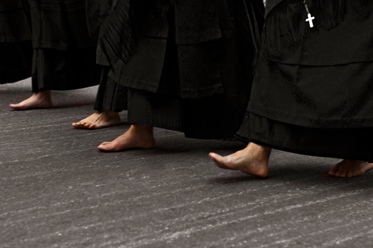 Donne che sfilano a piedi scalzi 