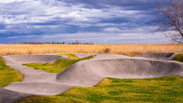 Eine Skaterbahn in freier Natur mit Wolken