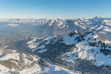 Blick vom Berg Moléson auf die verschneiten Schweizer Alpen - 254937352