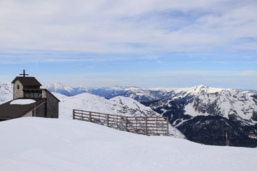 Traumhaftes Bergpanorama mit H&uuml;tte in &Ouml;sterreich