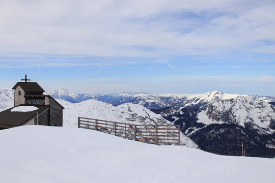Traumhaftes Bergpanorama mit H&uuml;tte in &Ouml;sterreich