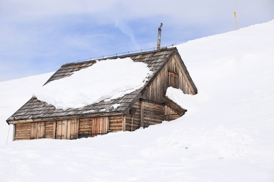 eingeschneites Haus im Schnee in &Ouml;sterreich