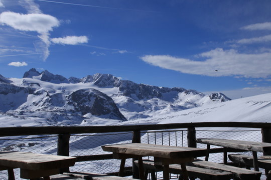Traumhaftes Bergpanorama mit Sitzgelegenheit in &Ouml;sterreich