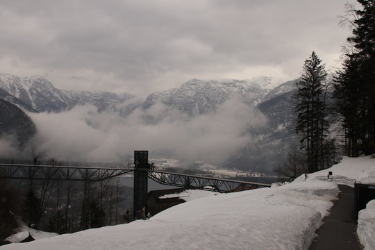 Hallstatt Berg Panoramalandschaft im Nebel