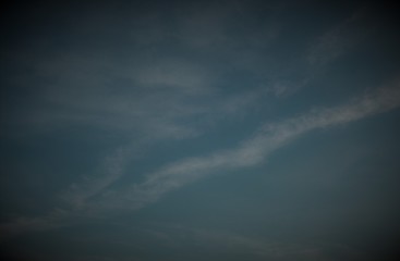 Fototapeta premium Dunkler Himmel mit schweifenden Wolken und Vignette