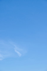 Blauer Himmel mit weißen schweifenden Wolken in verschiedenen Farbtönen - Set