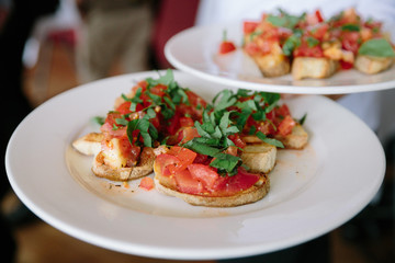 Bruschetta mit Basilikum auf Tellern