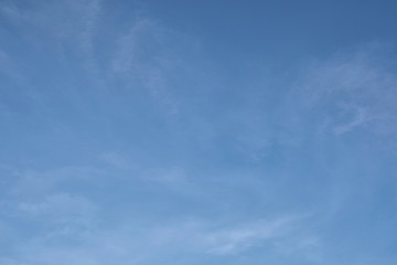 Blauer Himmel mit weißen schweifenden Wolken in verschiedenen Farbtönen - Set
