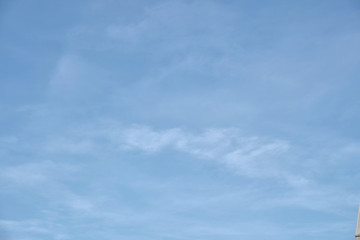 Blauer Himmel mit weißen schweifenden Wolken in verschiedenen Farbtönen - Set