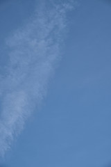 Blauer Himmel in verschiedenen Farben mit weißen schweifenden Wolken