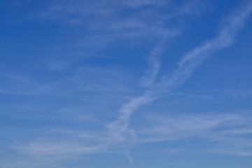 Fototapeta na wymiar Blauer Himmel in verschiedenen Farben mit weißen schweifenden Wolken