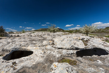 Domus de janas- Necropoli di Moseddu - Cheremule - Sardegna