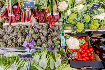 Organig globe artichokes, tomatoes, cauliflowerfor and other fresh products for sale on farmers market