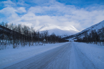 Verschneite Landstraße in Norwegen