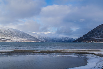 Fijord mit Bergen im Winter
