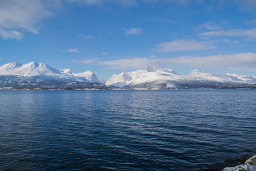 Fototapeta na wymiar Berge am Fijord im Winter 