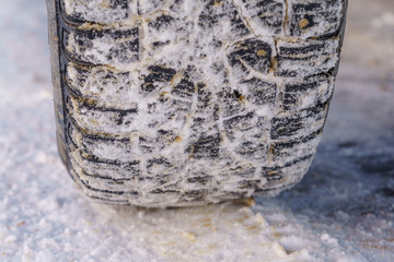 Tire for winter with spikes and its imprint on the road