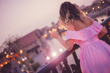 woman like a litte girl playing on the sun of dubai