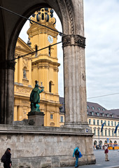 Theatinerkirche, München, Bayern, Deutschland. Links Bogen der Feldherrnhalle