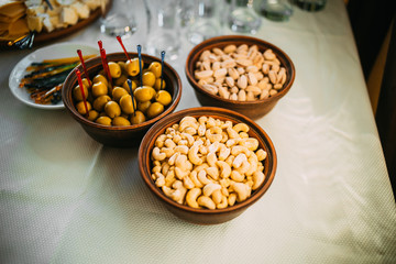 Decorative table design for newlyweds in yellow colors.