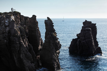 Barca a vela in lontananza  in mezzo agli scogli - Calasetta - Sardegna