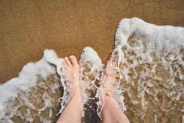 Füße im Meerwasser