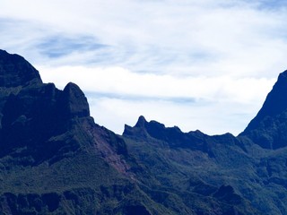 Vue sur le Cirque de Cilaos, sur le col du Taïbit et îlet à Cordes, de la Fenêtre des Makes, La Réunion