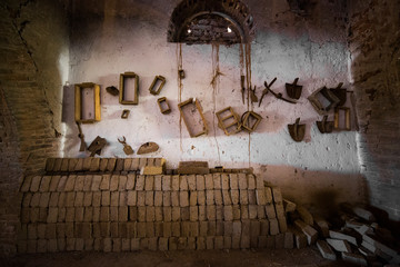 Anticol laboratorio con vari strumenti del passato