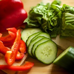 Paprika Gurke Salat geschnitten