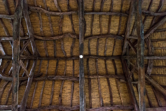 Soffitto in legno di un antica casa