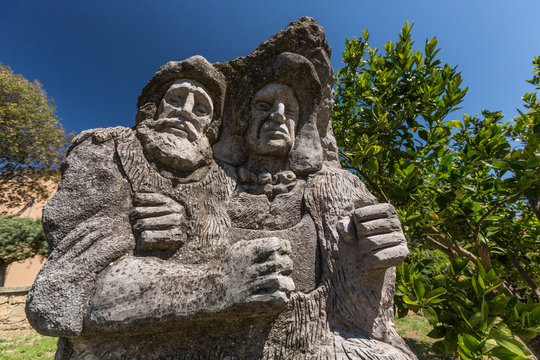 Scultura in pietra di due vecchietti