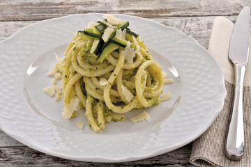 piatto pasta lunga con crema di zucchine e parmigiano fronte da sopra