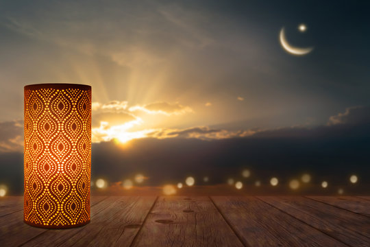 arabische laterne in der abendsonne mit mond und stern