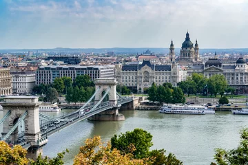 Photo sur Plexiglas Széchenyi lánchíd Aerial view of Szechenyi Chain Bridge with Academy of Science and St. Stephen's Basilica in background - Budapest, Hungary